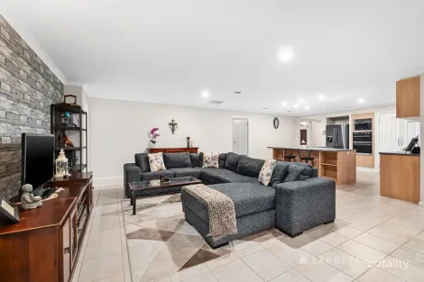 Property photo of 16 Holmwood Crescent Doreen VIC 3754