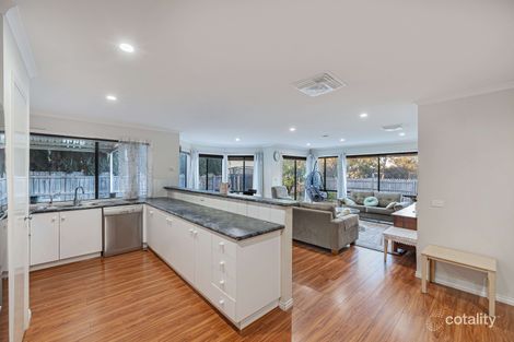 Property photo of 15 Masters Circuit Roxburgh Park VIC 3064