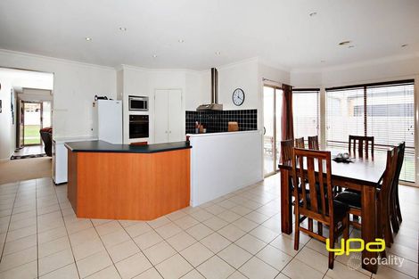 Property photo of 15 Lachlan Lane Taylors Hill VIC 3037