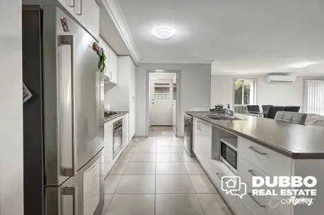 Property photo of 31 Magnolia Boulevard Dubbo NSW 2830