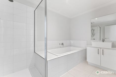 Property photo of 17 Woodright Circuit Cranbourne VIC 3977
