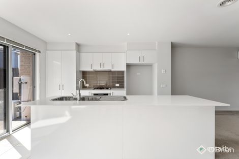 Property photo of 17 Woodright Circuit Cranbourne VIC 3977