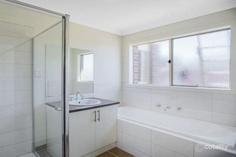 Property photo of 28 Mantello Drive Werribee VIC 3030