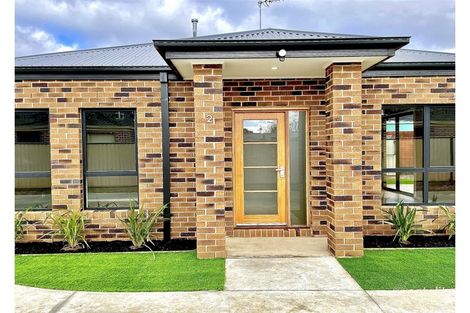 2/106a Beverin St, Sebastopol, VIC 3356