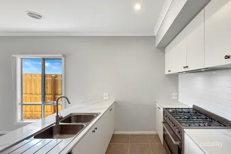 Property photo of 40 Cherrypool Crescent Eynesbury VIC 3338