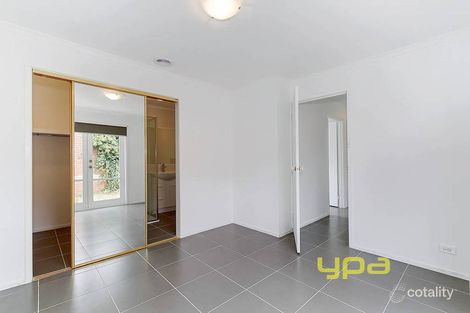 Property photo of 5 Reading Close Roxburgh Park VIC 3064