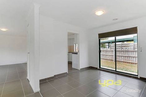 Property photo of 5 Reading Close Roxburgh Park VIC 3064