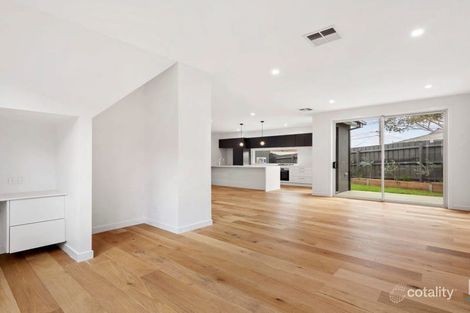 2/1 Van Ness Ave, Mornington, VIC 3931