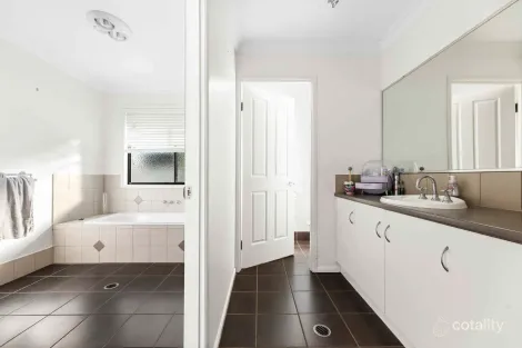 Property photo of 1 Garvan Court Highfields QLD 4352