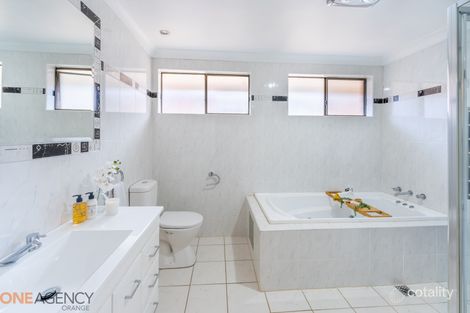 Property photo of 63 Wiare Circuit Orange NSW 2800