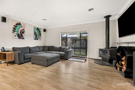 Property photo of 10 Hull Crescent Pakenham VIC 3810