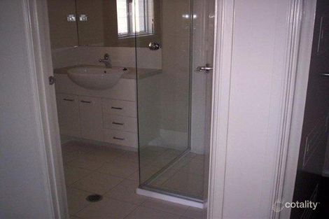 Property photo of 19 Lakeaire Circuit Cameron Park NSW 2285