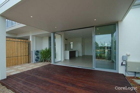 Property photo of 2 Lakeside Crescent Norwest NSW 2153