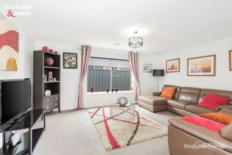 Property photo of 32 Maclarens Close Manor Lakes VIC 3024