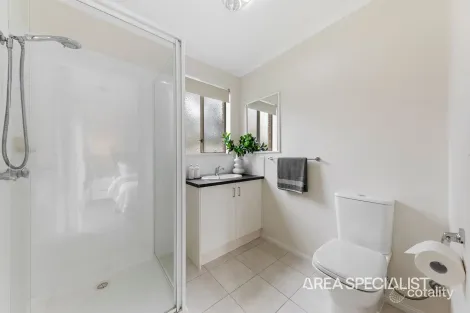 Property photo of 3 Wattle Close Pakenham VIC 3810