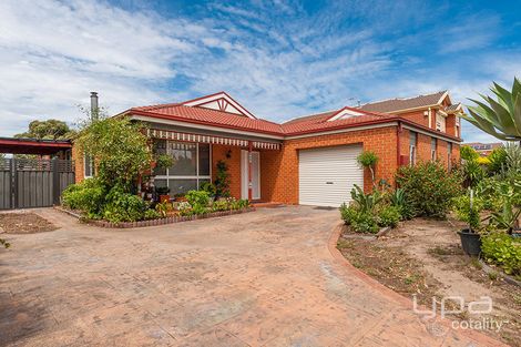 Property photo of 17 McIntyre Avenue Roxburgh Park VIC 3064