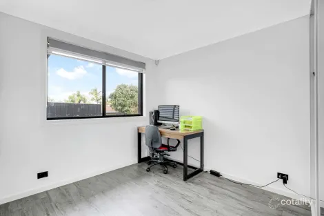Property photo of 8 Cato Close Edensor Park NSW 2176