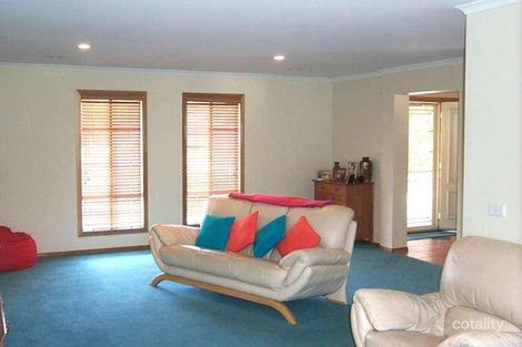 Property photo of 2 Earlston Circuit Cranbourne VIC 3977