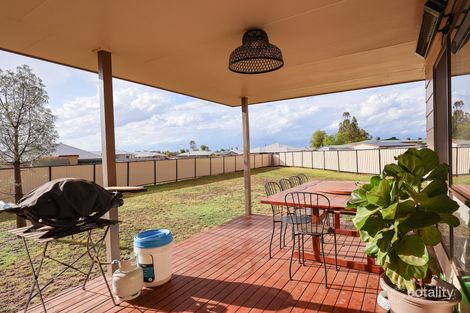 15 Lockyer Cres, Roma, QLD 4455