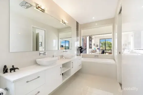 Property photo of 1020 Lakeview Terrace Benowa QLD 4217