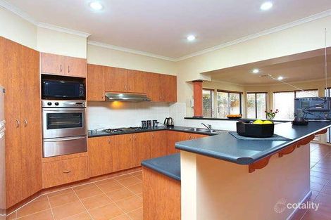 Property photo of 1 Gowdie Place Caroline Springs VIC 3023