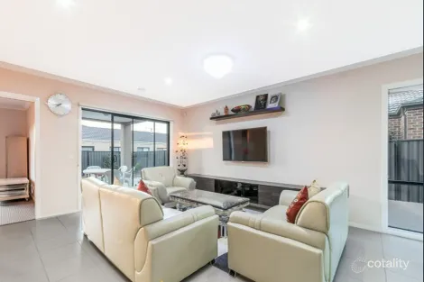 Property photo of 40 Selandra Boulevard Clyde North VIC 3978