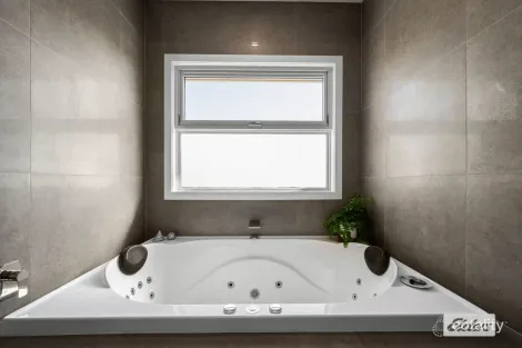 Property photo of 64 Whitestone Place West Wodonga VIC 3690