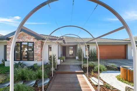Property photo of 6 Howe Way Cranbourne East VIC 3977