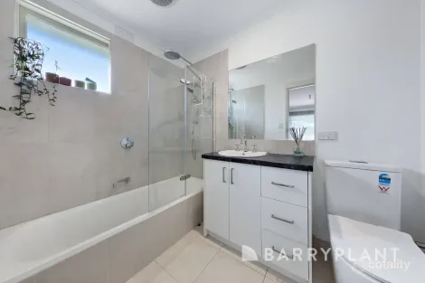 Property photo of 10 Revell Crescent St Albans VIC 3021