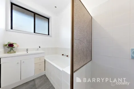 Property photo of 2/9 Entally Drive Albanvale VIC 3021