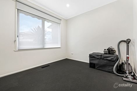 Property photo of 18 St James Court Narre Warren VIC 3805