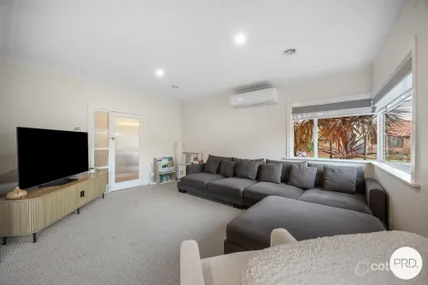 Property photo of 13 Iris Avenue Wendouree VIC 3355
