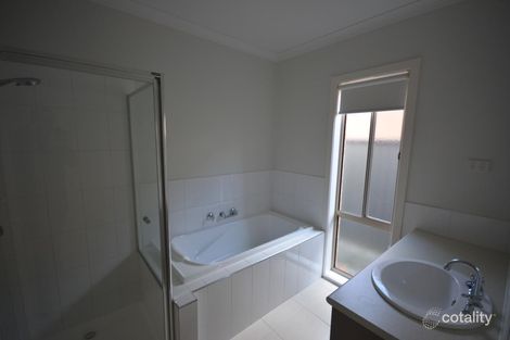 Property photo of 8 Sinclair Walk Pakenham VIC 3810