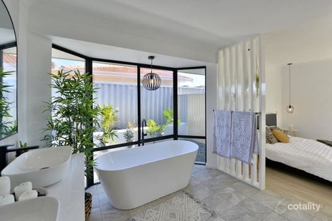 Property photo of 21 Silvertop Avenue Halls Head WA 6210