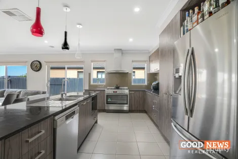 Property photo of 127 James Melrose Drive Brookfield VIC 3338