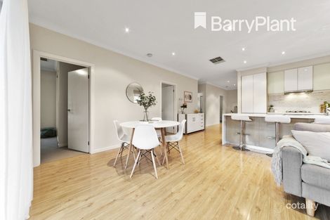 Property photo of 2 Fable Grove Pakenham VIC 3810