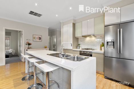 Property photo of 2 Fable Grove Pakenham VIC 3810