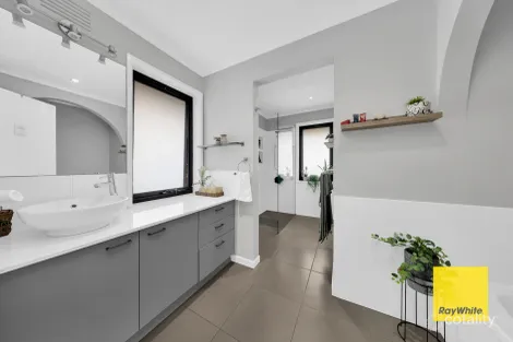 Property photo of 70 Redleap Avenue Mill Park VIC 3082