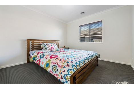 Property photo of 25 Brickwood Circuit Craigieburn VIC 3064