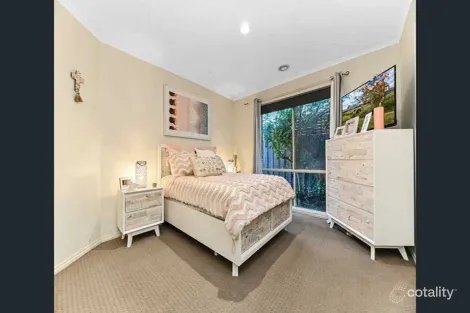 Property photo of 10 Kimbarra Drive Berwick VIC 3806