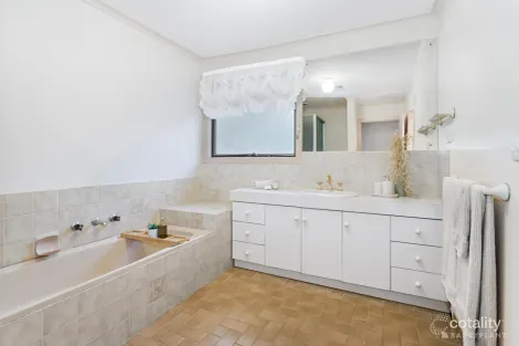 Property photo of 8 Burge Court Doncaster East VIC 3109