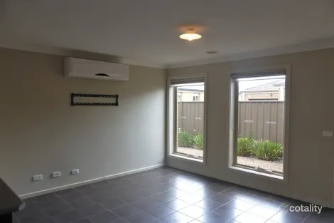 Property photo of 2/33 Parklea Way Tarneit VIC 3029