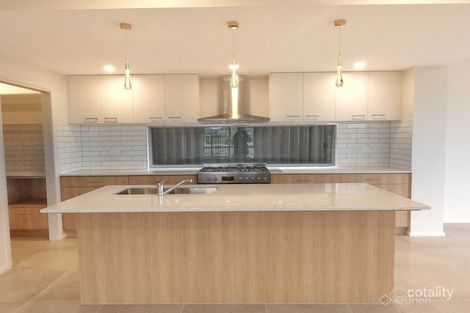 Property photo of 15 Dalziell Crescent Cranbourne North VIC 3977