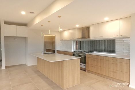 Property photo of 15 Dalziell Crescent Cranbourne North VIC 3977