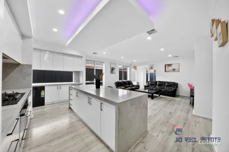 Property photo of 44 Embleton Chase Weir Views VIC 3338