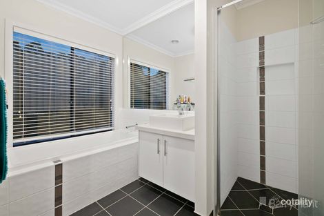 Property photo of 17 Valleyview Grove Drouin VIC 3818