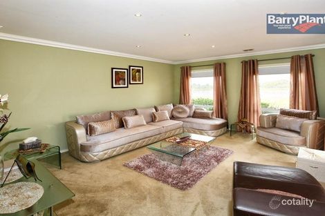 Property photo of 15 Viewbank Circuit Roxburgh Park VIC 3064
