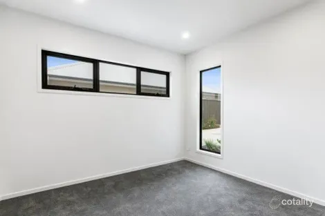 Property photo of 1/8 Griffen Street Hamlyn Heights VIC 3215