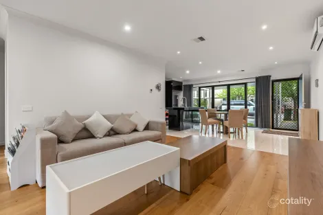 Property photo of 32 Orana Way Springvale VIC 3171