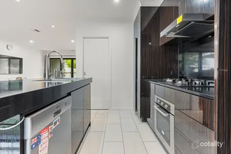 Property photo of 32 Orana Way Springvale VIC 3171